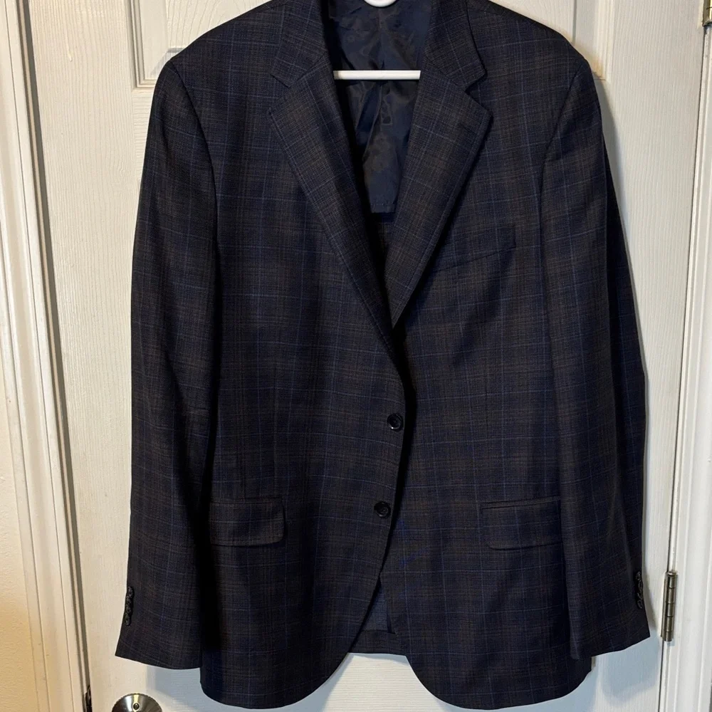 Size 44 Tall Peter Millar checkered sport coat. Excellent condition.
